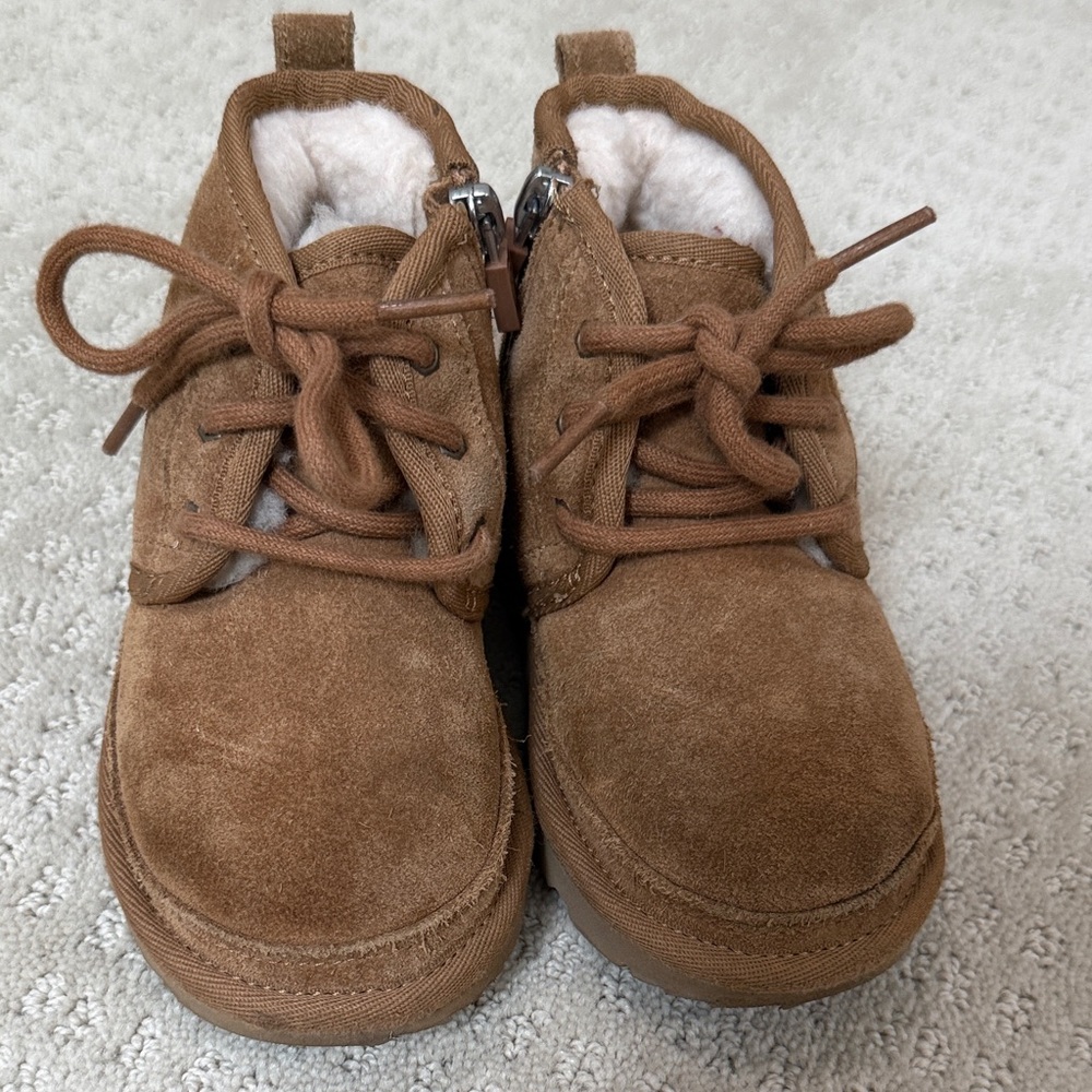 UGG Kids Chestnut Brown Suede Lace-Up Boots with White Sherpa Collar